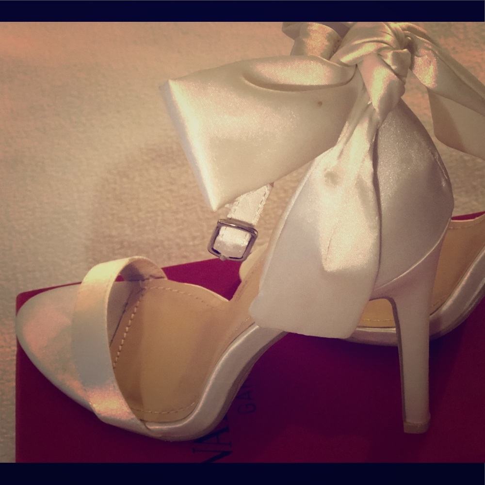 White Single Sole with Bow Back details